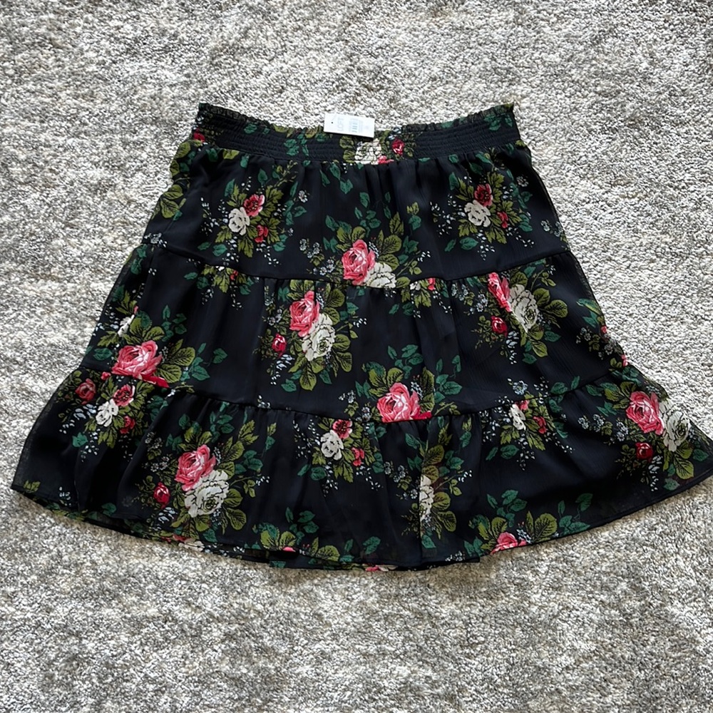 LOFT floral pull on skirt! NWT! Size M